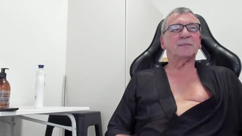 Snapshot of 200gentleman chatting on 8, 12, 2024 Henk online show from 8, 12, 2024