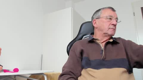 Snapshot of 200gentleman chatting on 12, 12, 2024 Henk online show from 12, 12, 2024