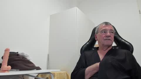 Snapshot of 200gentleman chatting on 12, 12, 2024 Henk online show from 12, 12, 2024