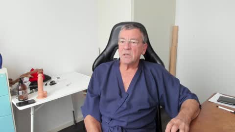 Snapshot of 200gentleman chatting on 15, 12, 2024 Henk online show from 15, 12, 2024