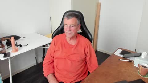 Snapshot of 200gentleman chatting on 19, 12, 2024 Henk online show from 19, 12, 2024