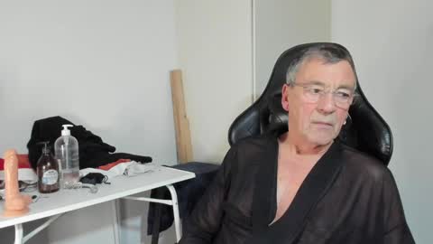 Snapshot of 200gentleman chatting on 28, 12, 2024 Henk online show from 28, 12, 2024