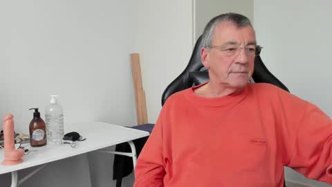 Snapshot of 200gentleman chatting on 29, 12, 2024 Henk online show from 29, 12, 2024