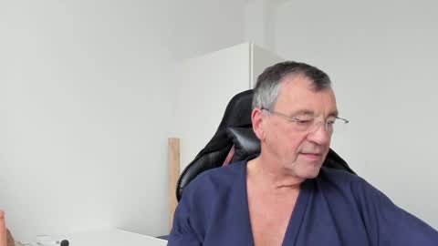 Snapshot of 200gentleman chatting on 1, 1, 2025 Henk online show from 1, 1, 2025