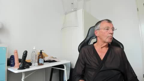 Snapshot of 200gentleman chatting on 28, 9, 2025 Henk online show from 28, 9, 2025