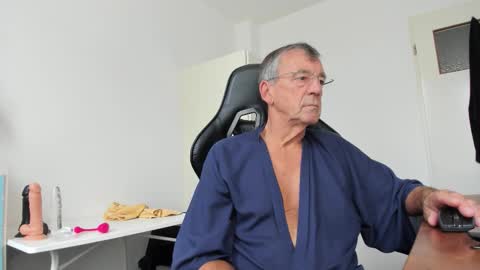 Snapshot of 200gentleman chatting on 16, 10, 2025 Henk online show from 16, 10, 2025