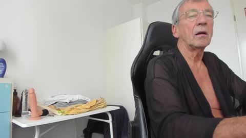 Snapshot of 200gentleman chatting on 18, 10, 2025 Henk online show from 18, 10, 2025