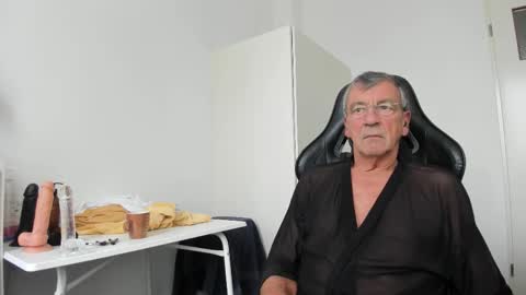 Snapshot of 200gentleman chatting on 21, 10, 2025 Henk online show from 21, 10, 2025