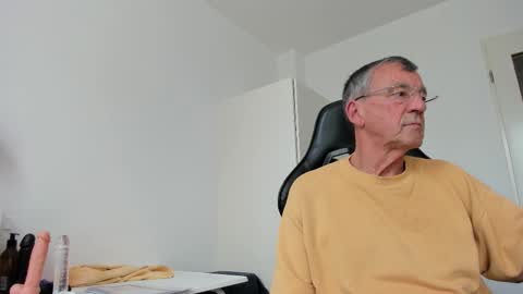 Snapshot of 200gentleman chatting on 23, 10, 2025 Henk online show from 23, 10, 2025