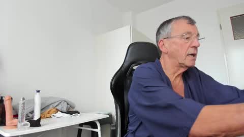 Snapshot of 200gentleman chatting on 26, 10, 2025 Henk online show from 26, 10, 2025