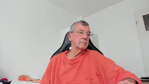 Snapshot of 200gentleman chatting on 29, 10, 2025 Henk online show from 29, 10, 2025