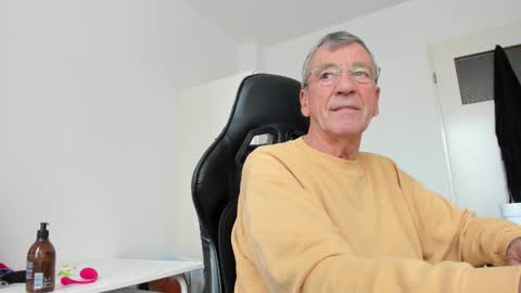 Snapshot of 200gentleman chatting on 3, 11, 2025 Henk online show from 3, 11, 2025