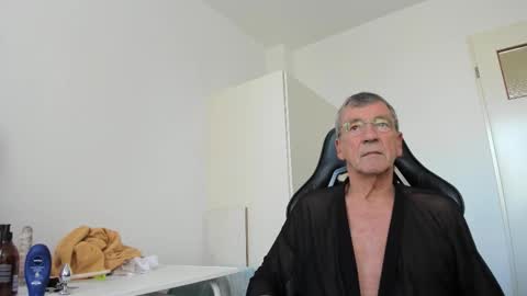 Snapshot of 200gentleman chatting on 11, 11, 2025 Henk online show from 11, 11, 2025