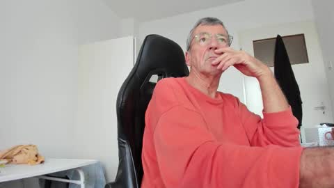 Snapshot of 200gentleman chatting on 17, 11, 2025 Henk online show from 17, 11, 2025