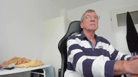 Snapshot of 200gentleman chatting on 20, 11, 2025 Henk online show from 20, 11, 2025