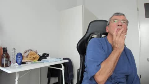 Snapshot of 200gentleman chatting on 25, 11, 2025 Henk online show from 25, 11, 2025