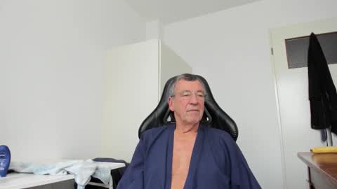 Snapshot of 200gentleman chatting on 26, 11, 2025 Henk online show from 26, 11, 2025