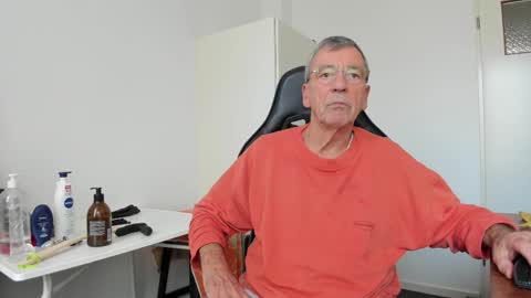 Snapshot of 200gentleman chatting on 4, 12, 2025 Henk online show from 4, 12, 2025