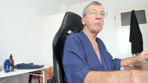 Snapshot of 200gentleman chatting on 17, 12, 2025 Henk online show from 17, 12, 2025