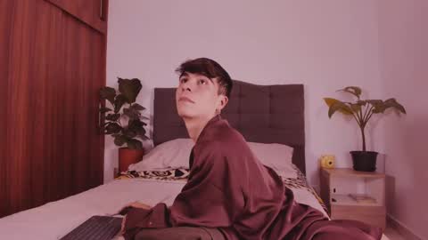 Snapshot of 2gays_1straight chatting on 21, 4, 2026 David and Yoel online show from 21, 4, 2026