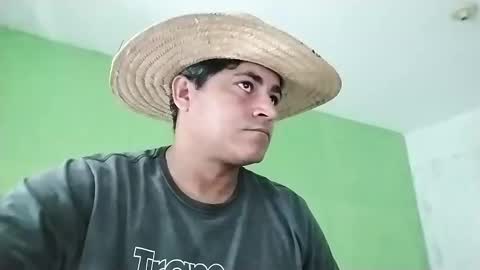 Snapshot of 9vinhocamshow chatting on 4, 1, 2025 9vinhocamshow online show from 4, 1, 2025