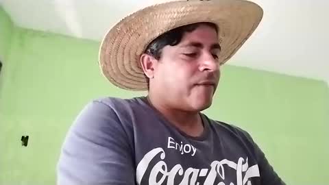 Snapshot of 9vinhocamshow chatting on 5, 1, 2025 9vinhocamshow online show from 5, 1, 2025