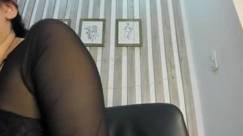 Chloe Collins online show from 7, 5, 2026