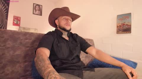 Snapshot of _emilio_escobar chatting on 4, 11, 2025 Emilio online show from 4, 11, 2025