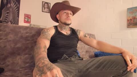 Snapshot of _emilio_escobar chatting on 12, 11, 2025 Emilio online show from 12, 11, 2025