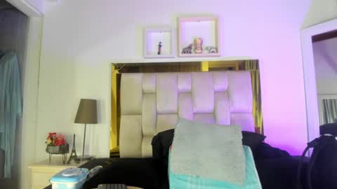 Snapshot of _emily_r chatting on 21, 12, 2024 Isabella online show from 21, 12, 2024