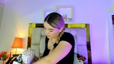 Snapshot of _emily_r chatting on 5, 3, 2025 Isabella online show from 5, 3, 2025