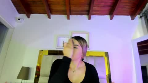 Snapshot of _emily_r chatting on 8, 3, 2025 Isabella online show from 8, 3, 2025