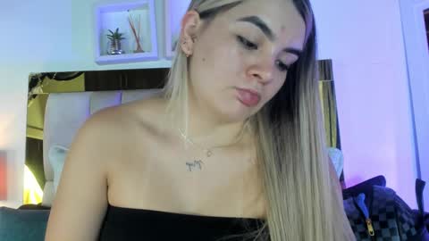 Snapshot of _emily_r chatting on 11, 9, 2025 Isabella online show from 11, 9, 2025