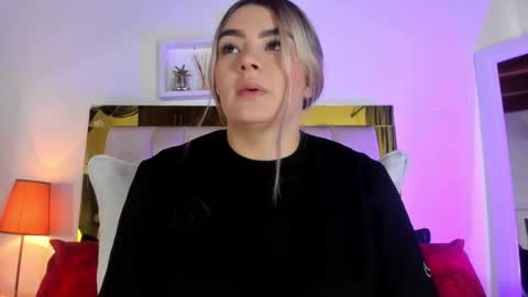 Snapshot of _emily_r chatting on 15, 9, 2025 Isabella online show from 15, 9, 2025