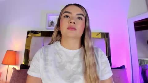 Snapshot of _emily_r chatting on 8, 10, 2025 Isabella online show from 8, 10, 2025