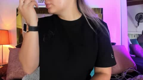 Snapshot of _emily_r chatting on 11, 10, 2025 Isabella online show from 11, 10, 2025