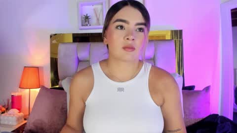 Snapshot of _emily_r chatting on 21, 10, 2025 Isabella online show from 21, 10, 2025