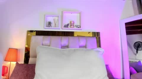 Snapshot of _emily_r chatting on 24, 10, 2025 Isabella online show from 24, 10, 2025