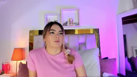 Snapshot of _emily_r chatting on 28, 11, 2025 Isabella online show from 28, 11, 2025