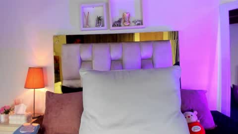 Snapshot of _emily_r chatting on 17, 12, 2025 Isabella online show from 17, 12, 2025