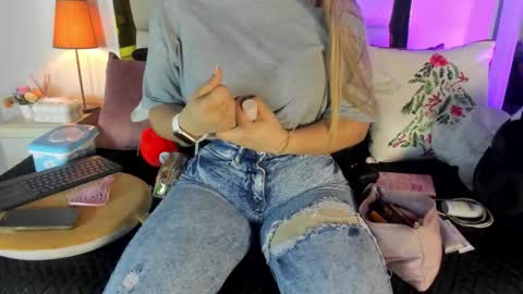 Snapshot of _emily_r chatting on 22, 12, 2025 Isabella online show from 22, 12, 2025