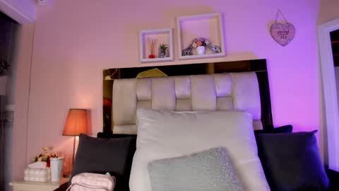 Snapshot of _emily_r chatting on 22, 4, 2026 Isabella online show from 22, 4, 2026
