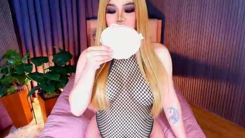 Snapshot of _empressvalerie_ chatting on 4, 6, 2026 _empressvalerie_ online show from 4, 6, 2026