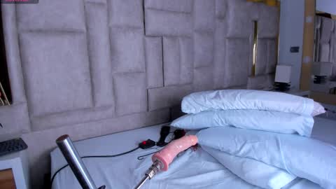 Snapshot of _eris_rose chatting on 5, 11, 2025 _eris_rose online show from 5, 11, 2025