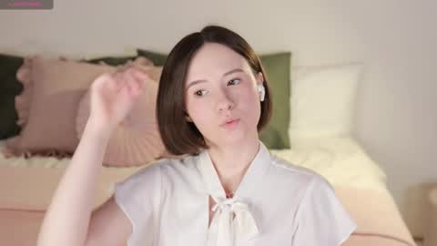 Snapshot of _female_essence_ chatting on 7, 3, 2025 Essie online show from 7, 3, 2025