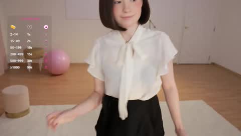 Snapshot of _female_essence_ chatting on 17, 9, 2025 Essie online show from 17, 9, 2025