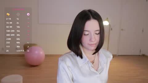 Snapshot of _female_essence_ chatting on 8, 10, 2025 Essie online show from 8, 10, 2025