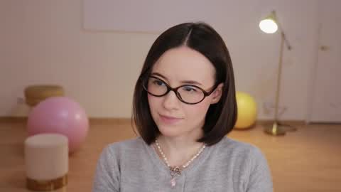 Snapshot of _female_essence_ chatting on 13, 10, 2025 Essie online show from 13, 10, 2025