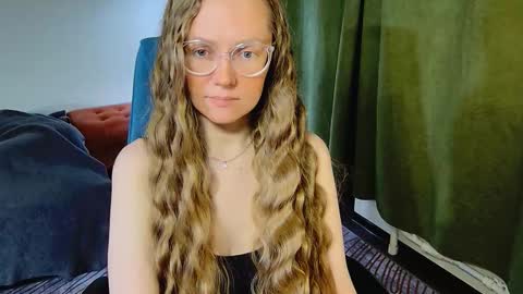 Snapshot of _goldilocks__ chatting on 12, 11, 2025 _goldilocks__ online show from 12, 11, 2025
