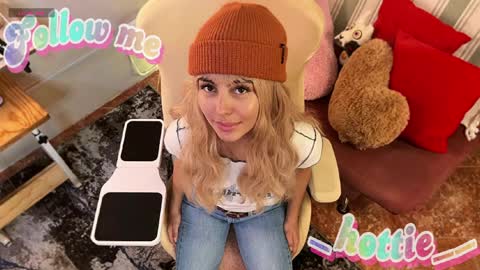 Snapshot of _hottie__ chatting on 6, 4, 2026 _hottie__ online show from 6, 4, 2026